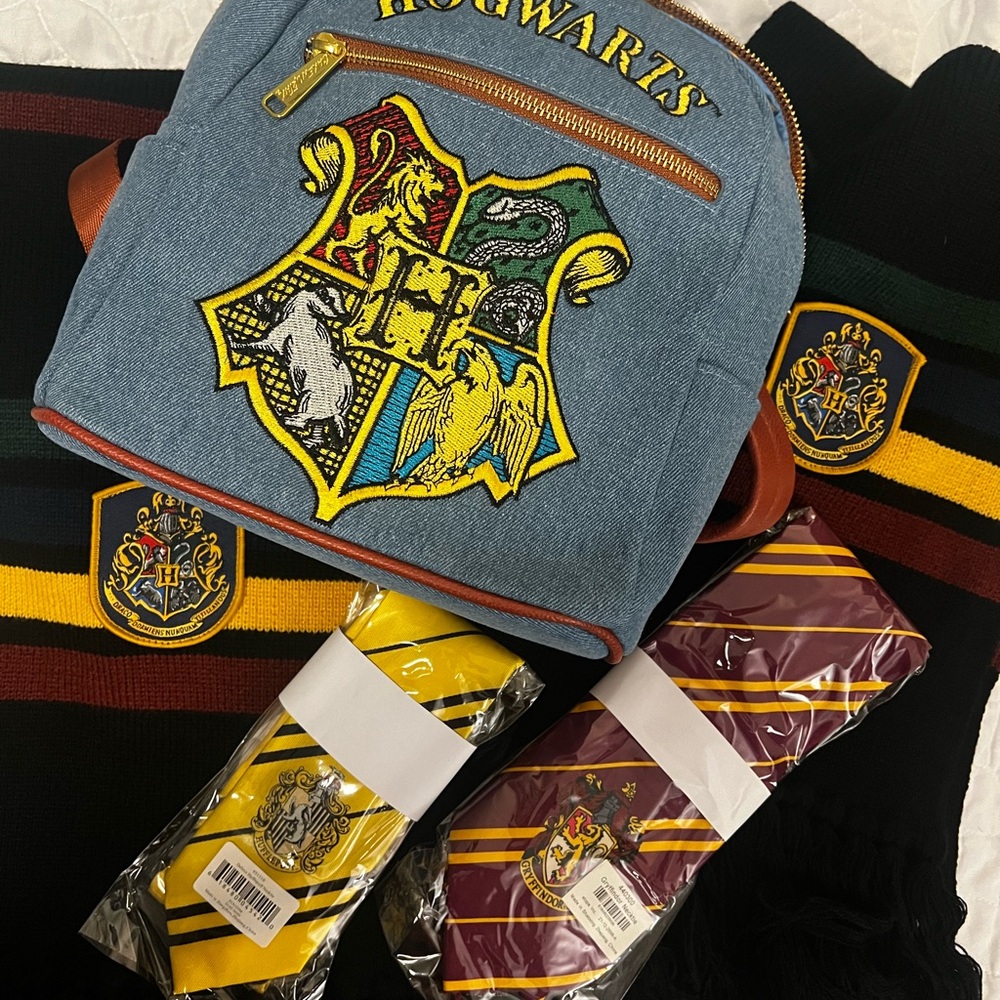 Epic Universe Hogwarts Crest Set - Denim Backpack Scarves and Ties